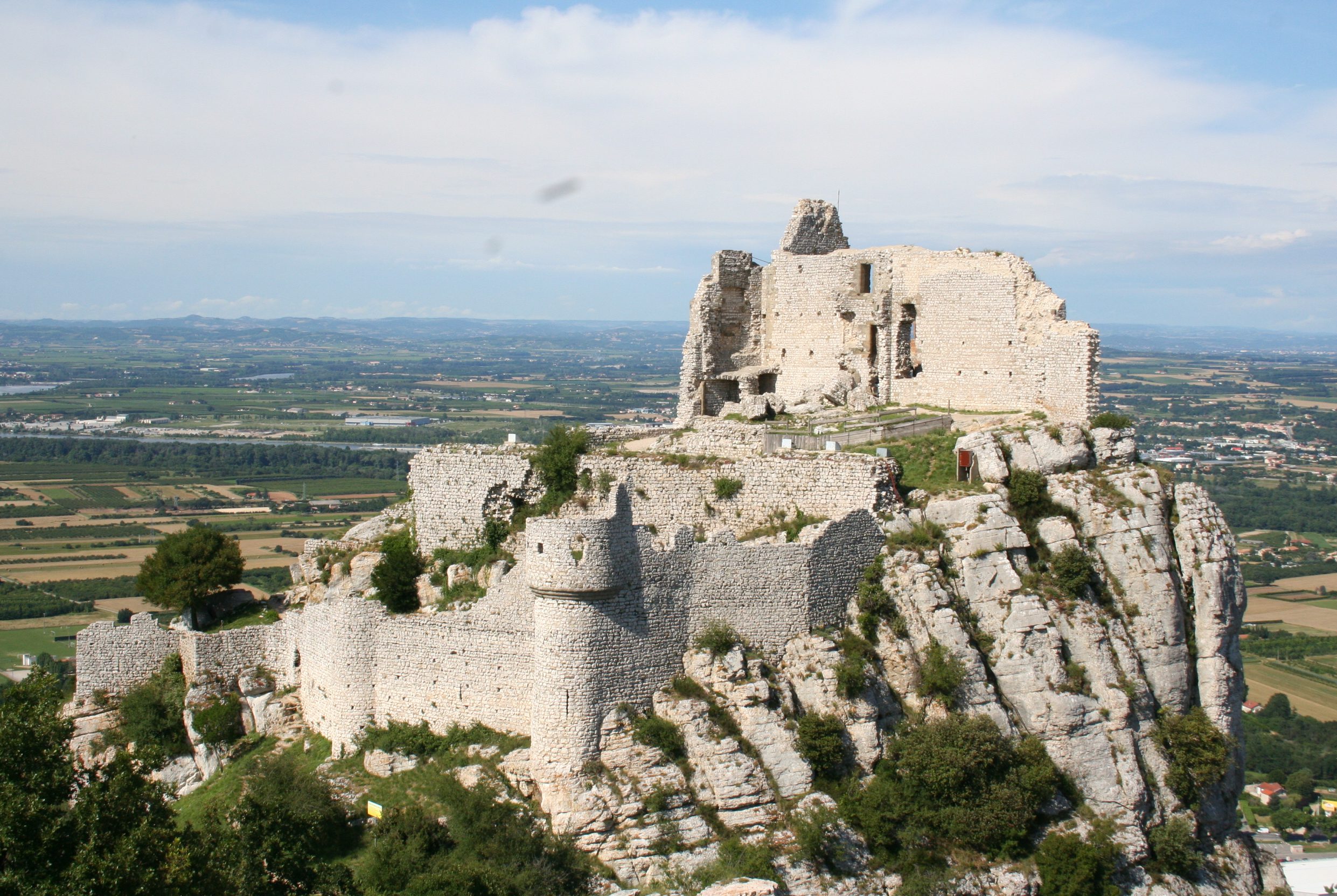  4. Grottes de Soyons (village et château de Crussol)