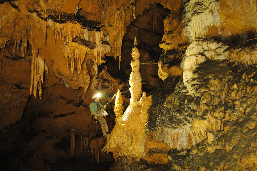 cropped-cropped-Salle-de-la-Vierge-au-fond-de-la-grotte-de-Jujurieux.jpg